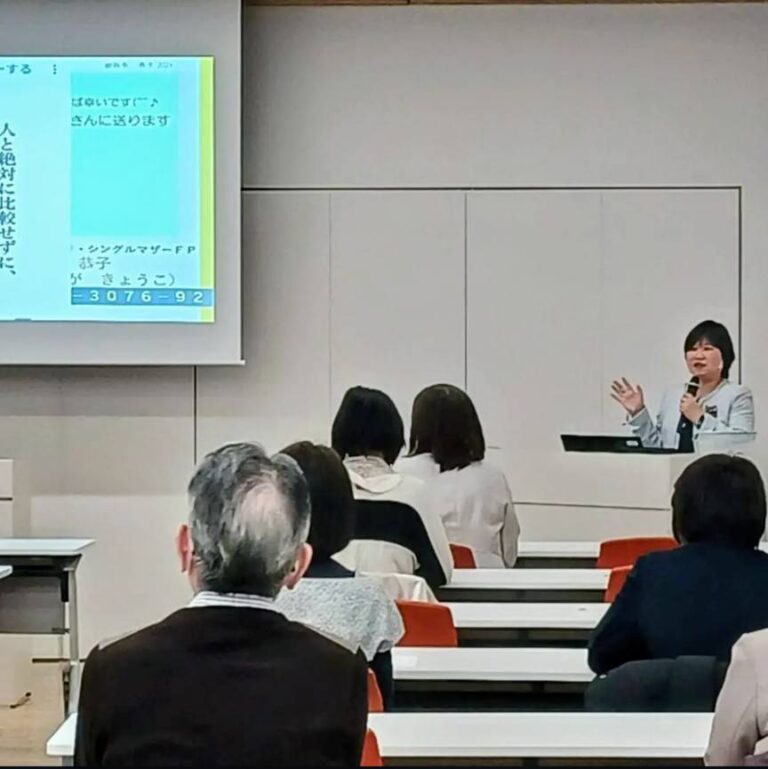 大野城市市制50周年記念事業で不登校をテーマに講演するやなが恭子