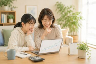 家族でノートパソコンの未来のグラフを見ながらこれからの暮らしを話す様子